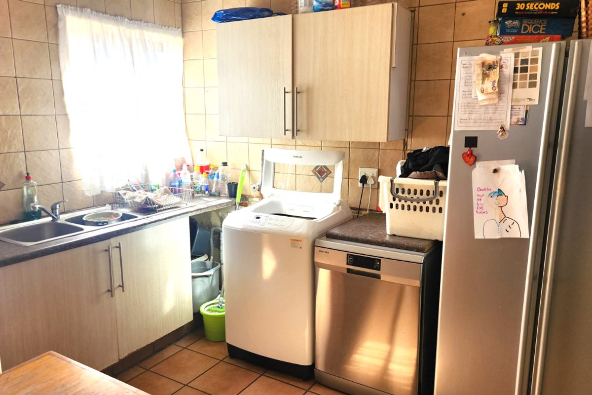 Lovely Family Home with A Granny flat!!! - Photo 5