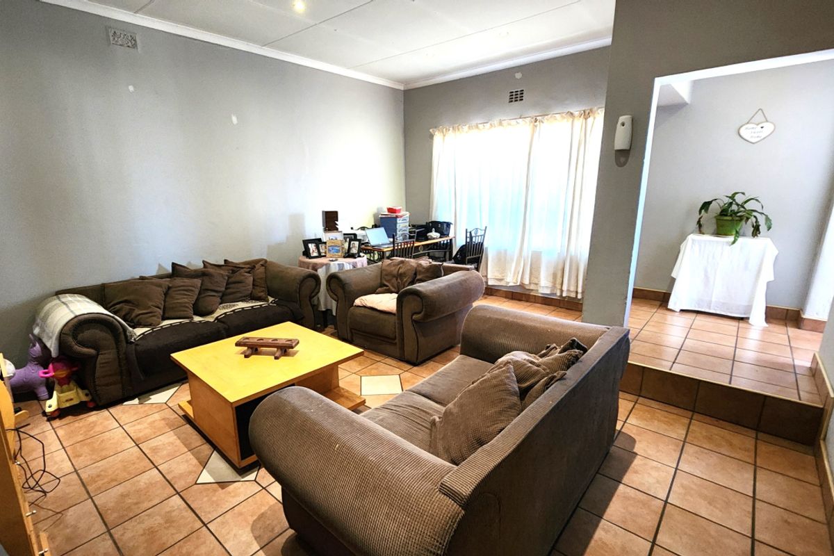 Lovely Family Home with A Granny flat!!! - Photo 2