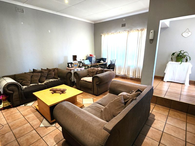 Lovely Family Home with A Granny flat!!! - Photo 2