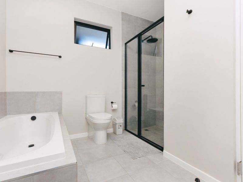 Modern 1-Bedroom Apartment in the Heart of Bryanston - Photo 10