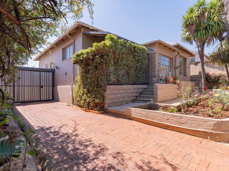 Charming 3 Bedroom Home with Granny Flat and Open-Plan Living - Photo 1