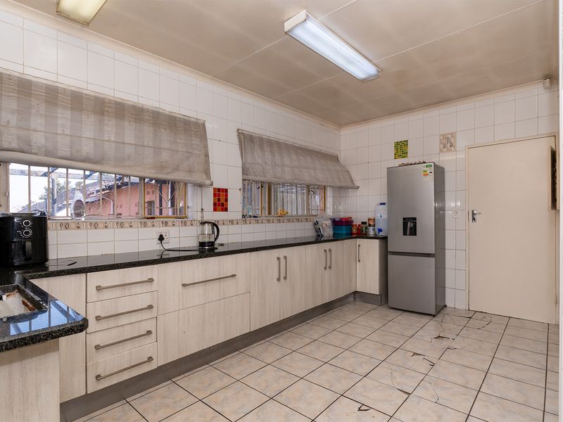 A Family Home On A Big Corner Stand In Lombardy East. - Photo 4