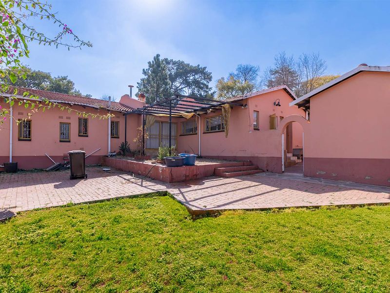 A Family Home On A Big Corner Stand In Lombardy East. - Photo 2