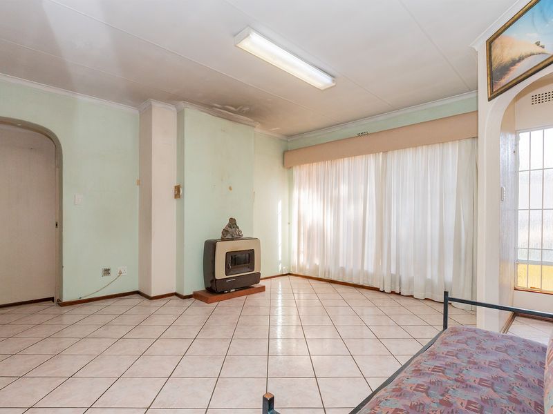 A Family Home On A Big Corner Stand In Lombardy East. - Photo 10