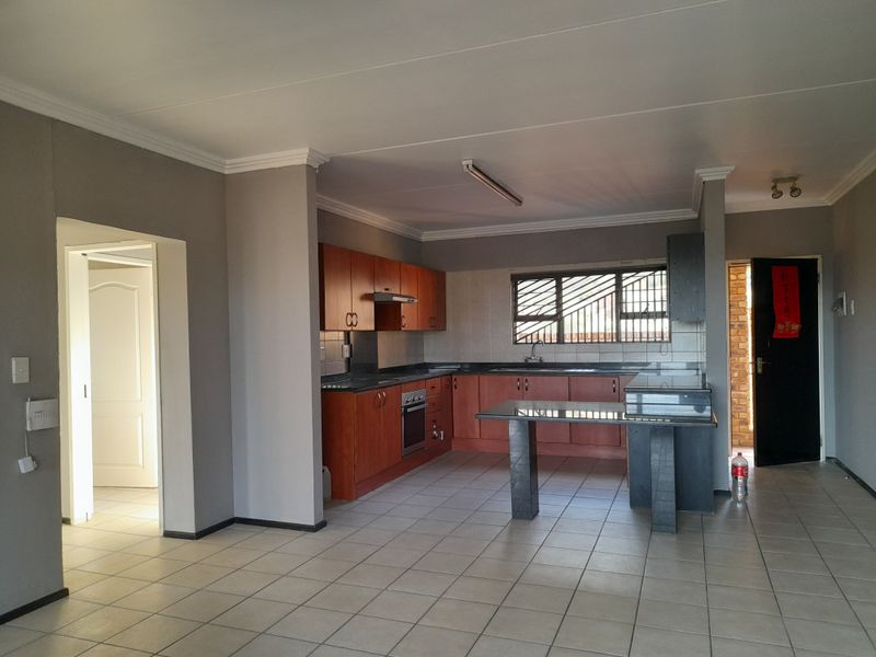 Spacious 2 Bedroom Upstairs Unit for sale in Winchester Hills - Photo 5