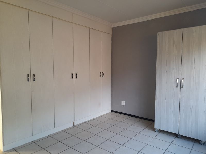 Spacious 2 Bedroom Upstairs Unit for sale in Winchester Hills - Photo 7