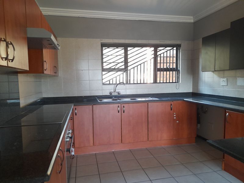 Spacious 2 Bedroom Upstairs Unit for sale in Winchester Hills - Photo 6