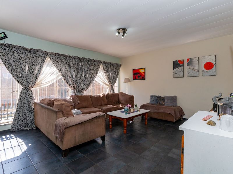 Charming 2-Bed Duplex for Sale — Neat, Private & on a Quiet Road - Photo 3