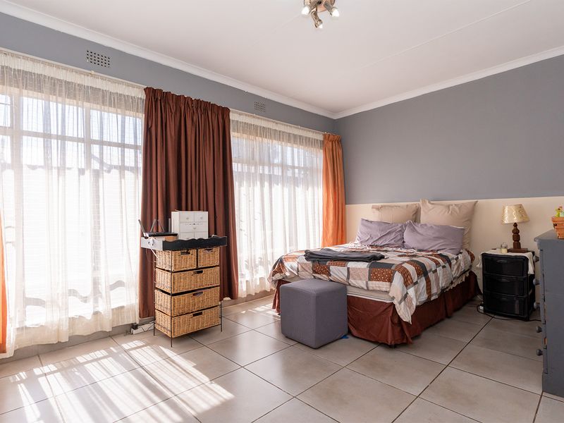Charming 2-Bed Duplex for Sale — Neat, Private & on a Quiet Road - Photo 9