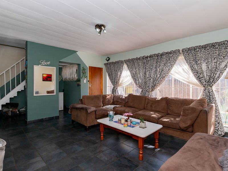 Charming 2-Bed Duplex for Sale — Neat, Private & on a Quiet Road - Photo 2