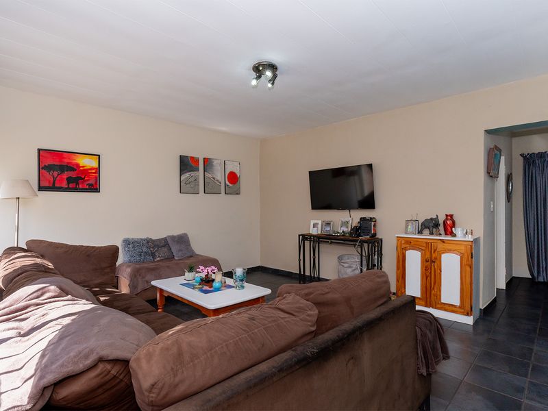 Charming 2-Bed Duplex for Sale — Neat, Private & on a Quiet Road - Photo 4