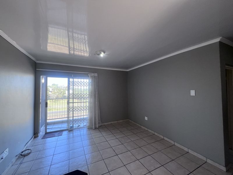 Modern Top-Floor Apartment – Secure, Stylish & Convenient - Photo 3