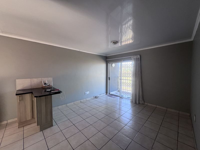 Modern Top-Floor Apartment – Secure, Stylish & Convenient - Photo 4