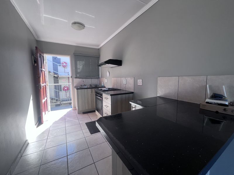 Modern Top-Floor Apartment – Secure, Stylish & Convenient - Photo 6