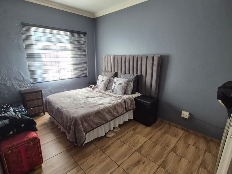 Two bedroom, one bathroom home - Photo 3