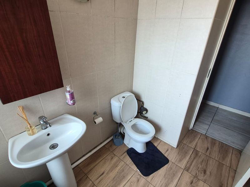 Two bedroom, one bathroom home - Photo 10