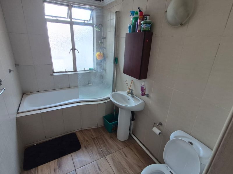 Two bedroom, one bathroom home - Photo 9