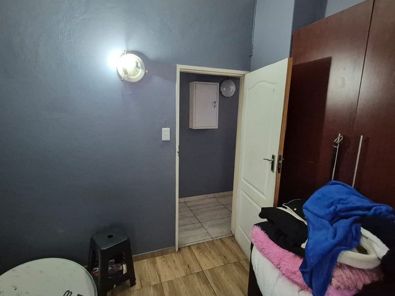 Two bedroom, one bathroom home - Photo 8