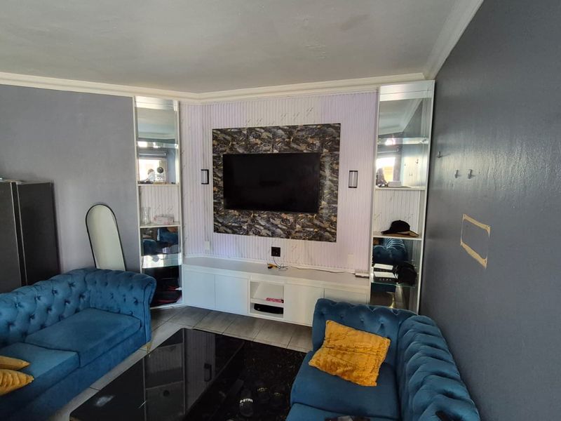 Two bedroom, one bathroom home - Photo 2