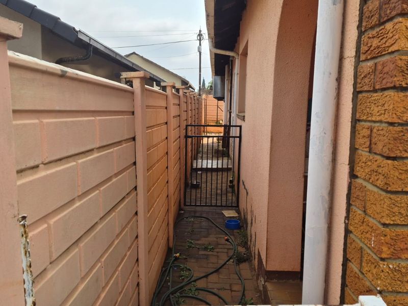3 bedroom, 1 bathroom home - Photo 2