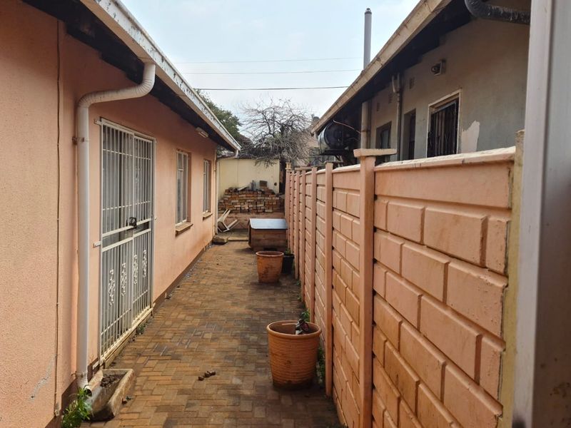 3 bedroom, 1 bathroom home - Photo 5