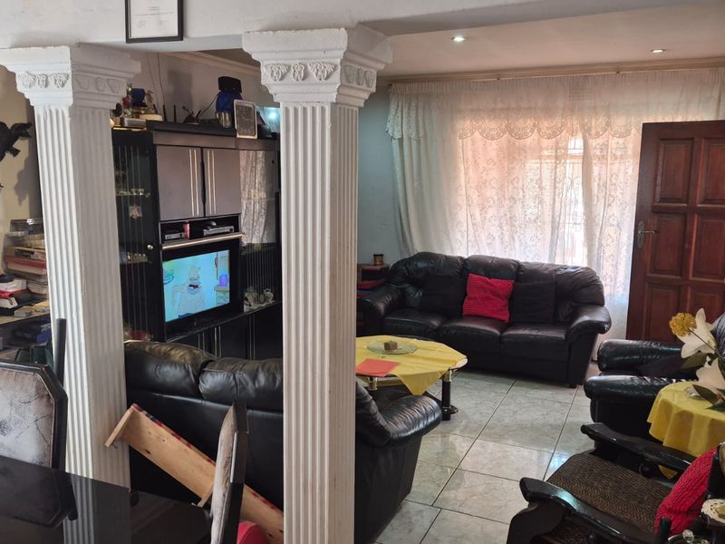 3 bedroom, 1 bathroom home - Photo 4