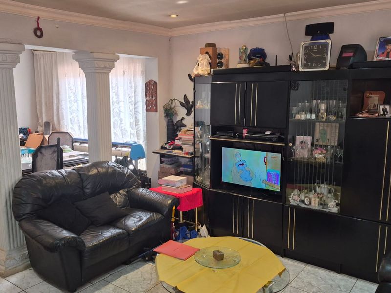 3 bedroom, 1 bathroom home - Photo 3