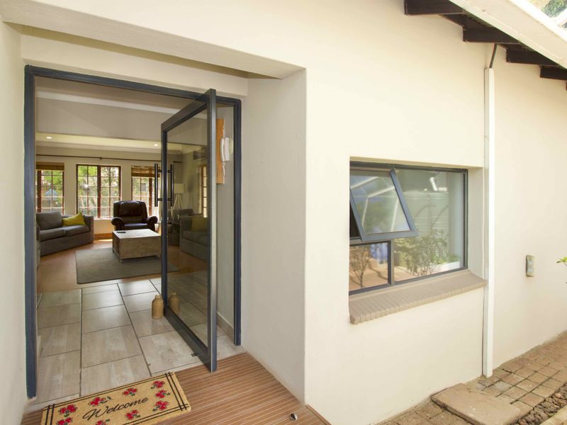 3 Bedroom family home in Moreleta Park - Photo 3