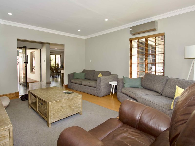 3 Bedroom family home in Moreleta Park - Photo 5