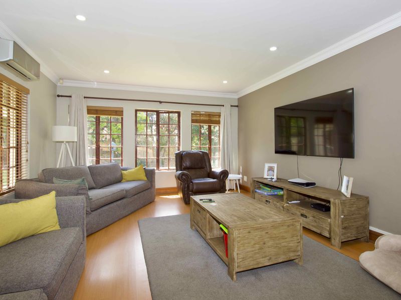 3 Bedroom family home in Moreleta Park - Photo 4