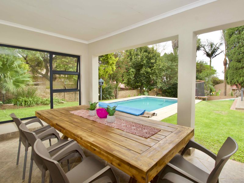 3 Bedroom family home in Moreleta Park - Photo 2
