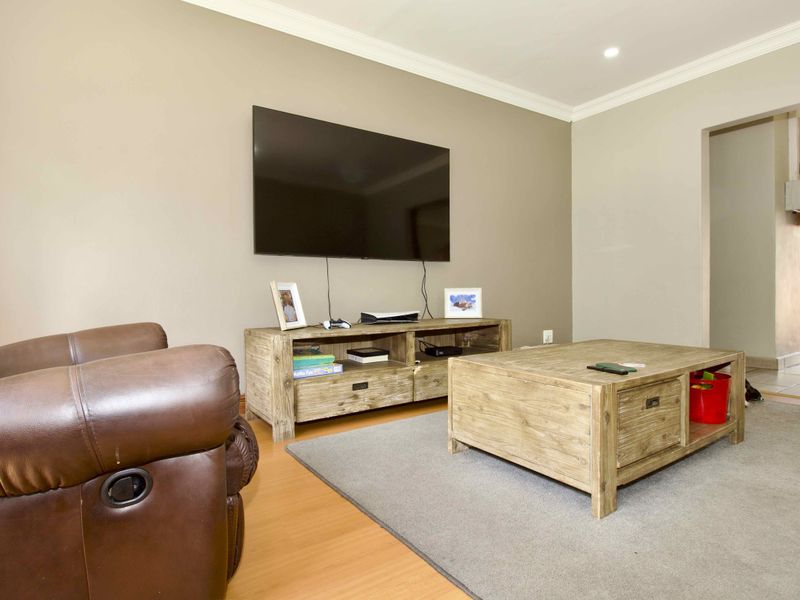 3 Bedroom family home in Moreleta Park - Photo 7