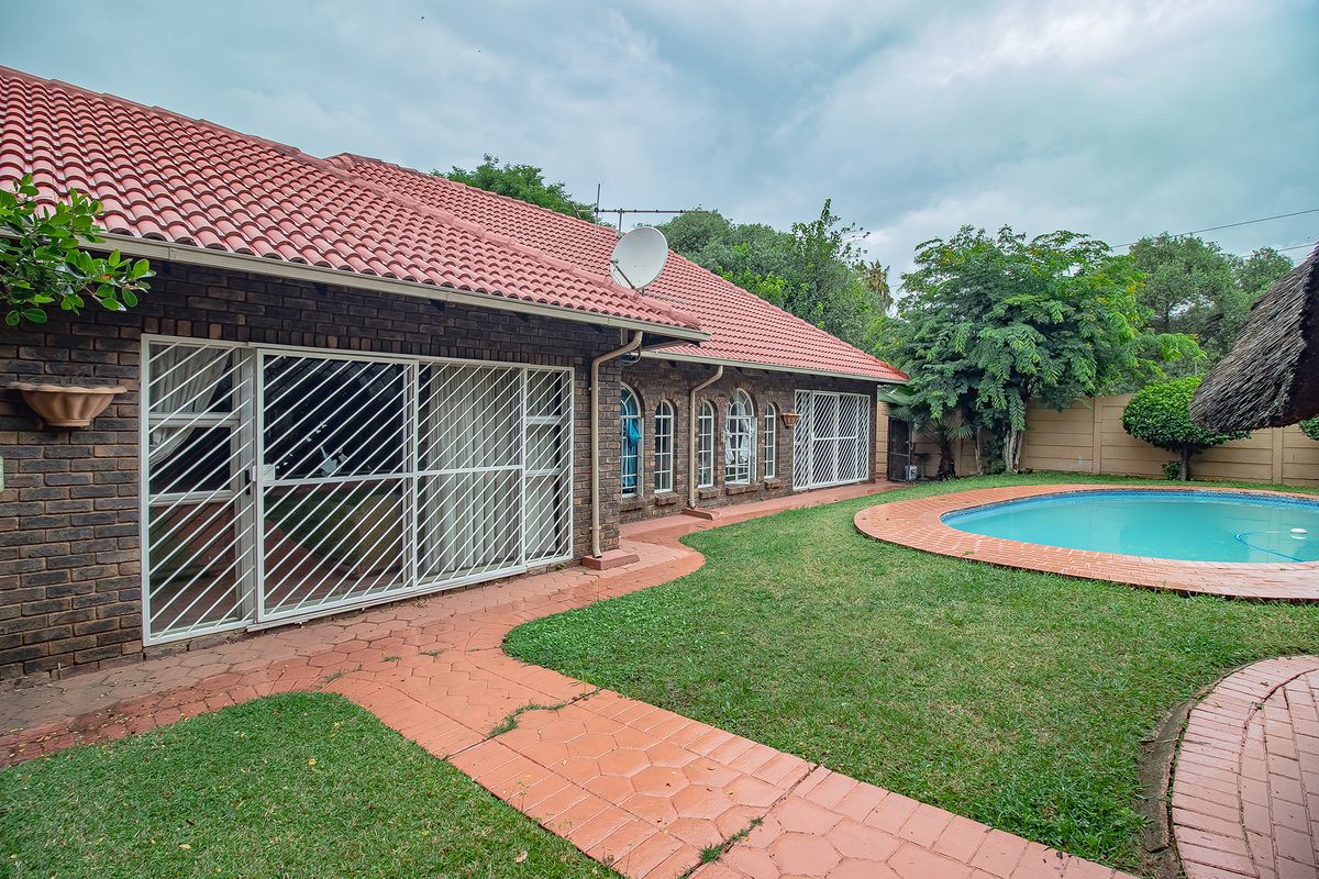 Spacious Family Home with Pool, Lapa & Cottage in Quiet Rietfontein Street - Photo 3
