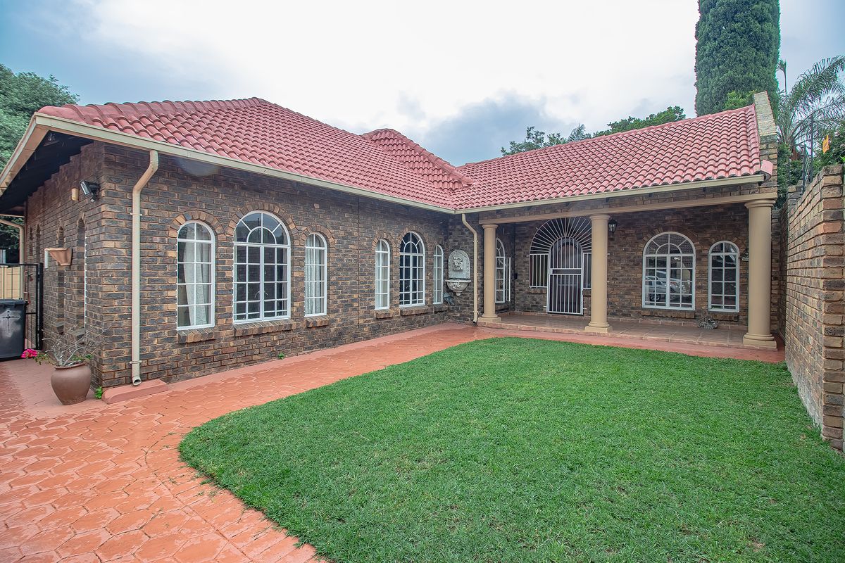 Spacious Family Home with Pool, Lapa & Cottage in Quiet Rietfontein Street - Photo 4