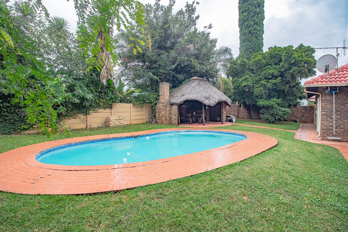 Spacious Family Home with Pool, Lapa & Cottage in Quiet Rietfontein Street - Photo 2