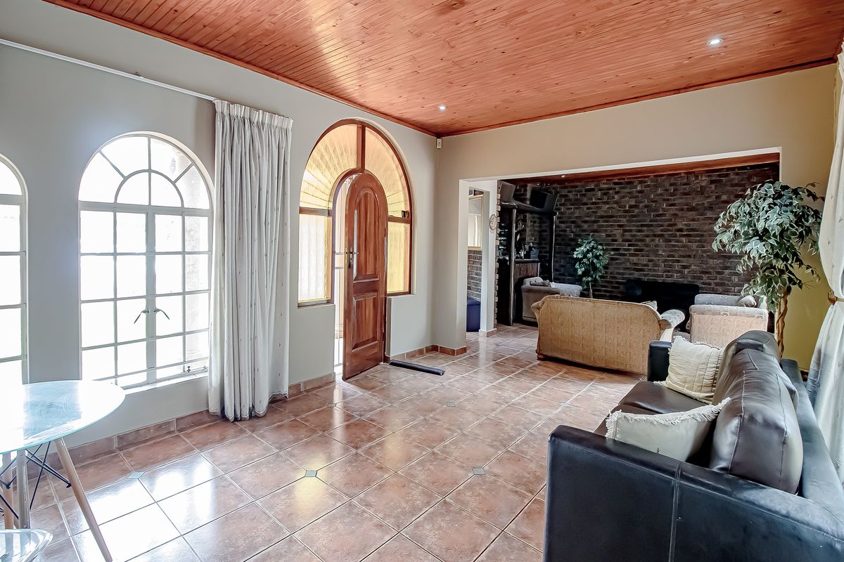 Spacious Family Home with Pool, Lapa & Cottage in Quiet Rietfontein Street - Photo 5