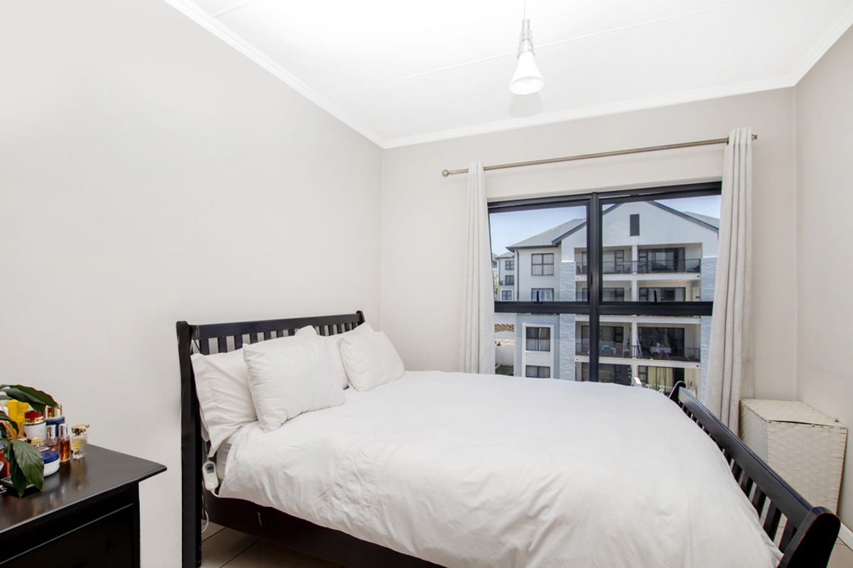 Modern 1-Bedroom Apartment in The Cambridge - Photo 3