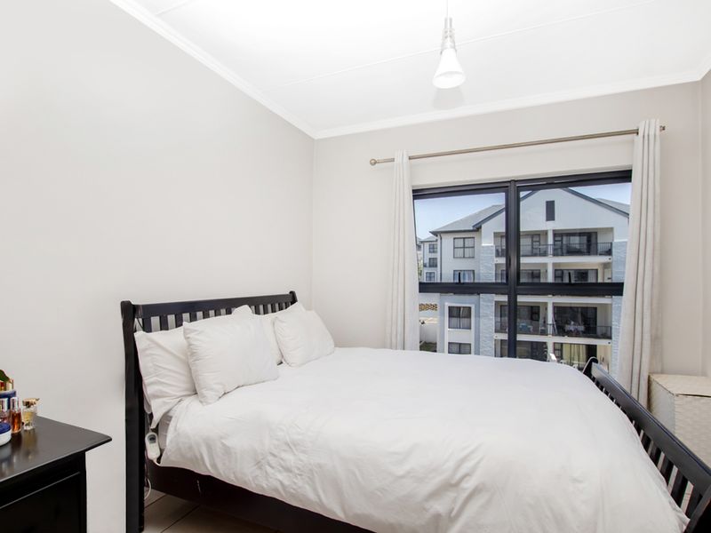 Modern 1-Bedroom Apartment in The Cambridge - Photo 3