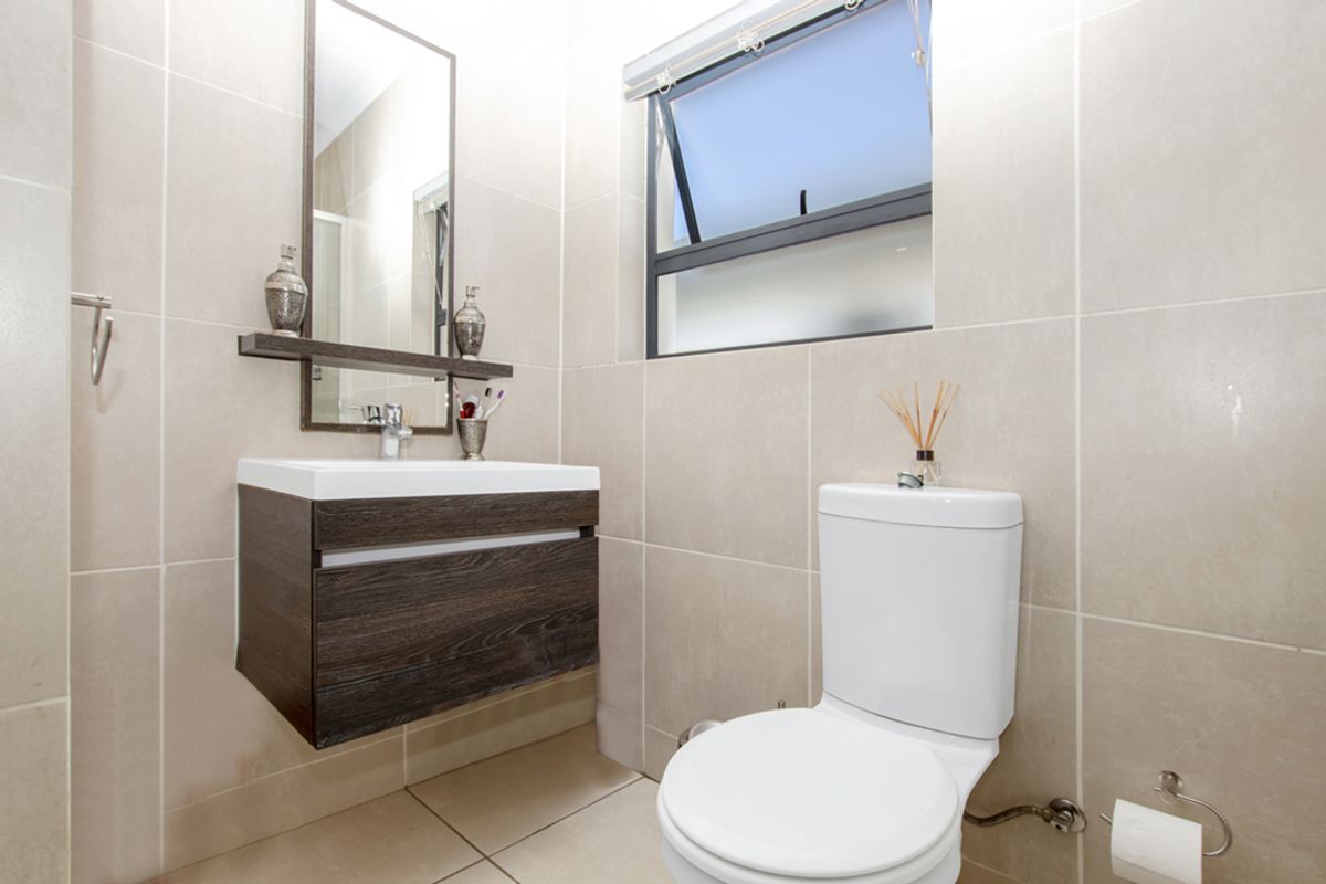 Modern 1-Bedroom Apartment in The Cambridge - Photo 4