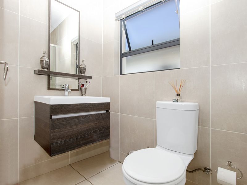 Modern 1-Bedroom Apartment in The Cambridge - Photo 4