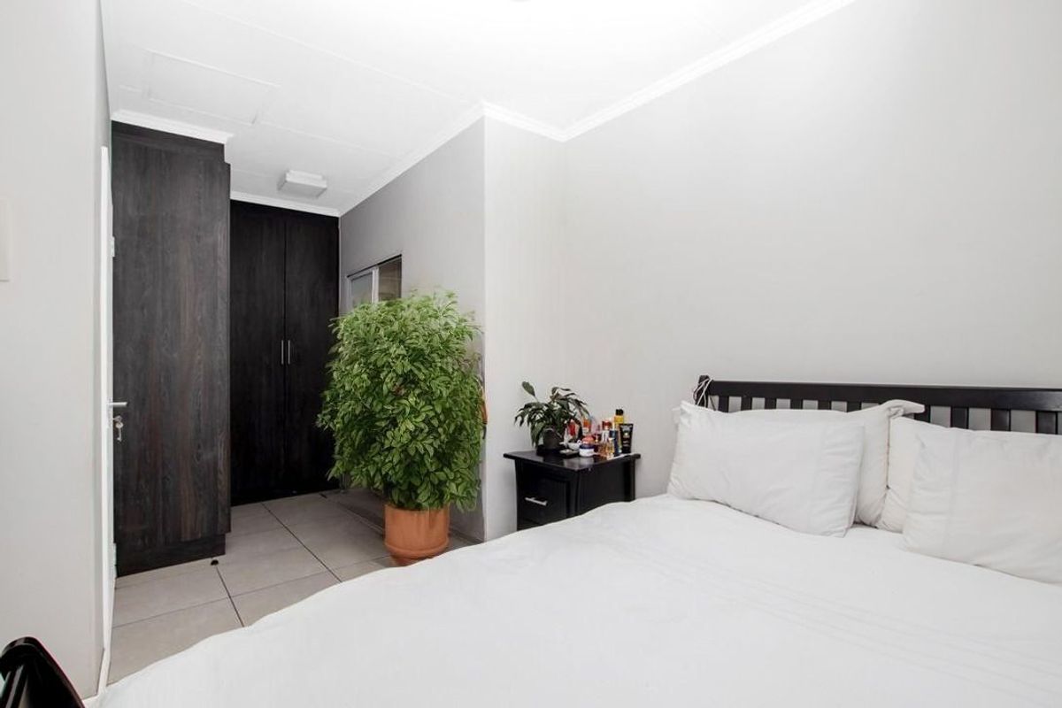Modern 1-Bedroom Apartment in The Cambridge - Photo 2
