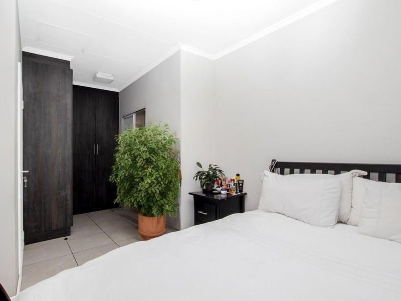 Modern 1-Bedroom Apartment in The Cambridge - Photo 2