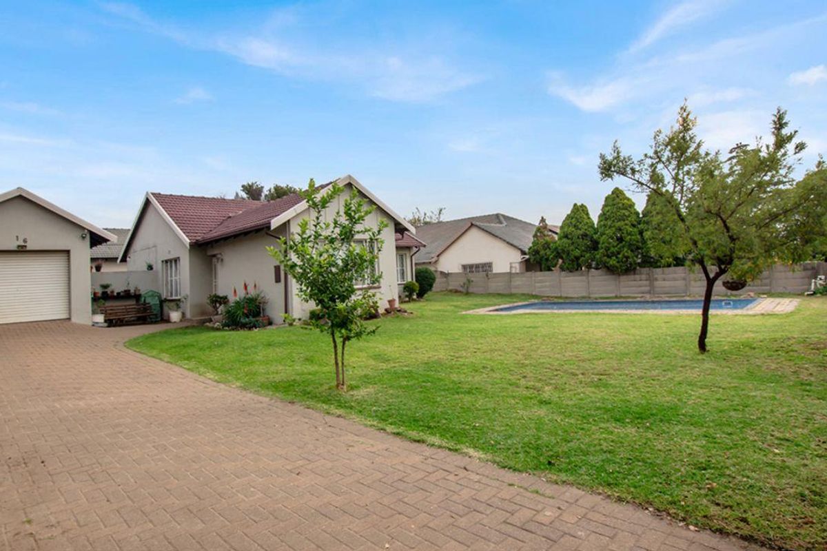 Three-bedroom stunner! Perfect for a young family or the savvy Investor! - Photo 2