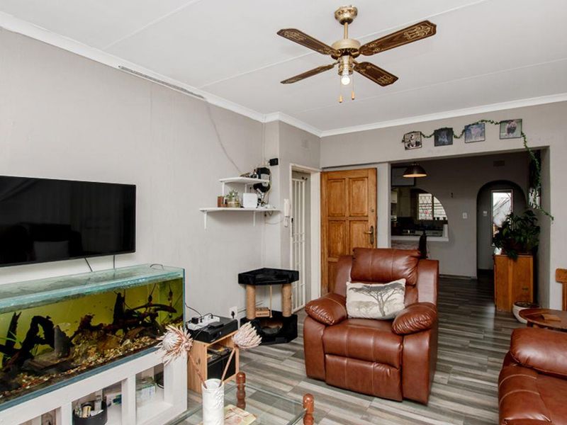 Three-bedroom stunner! Perfect for a young family or the savvy Investor! - Photo 10