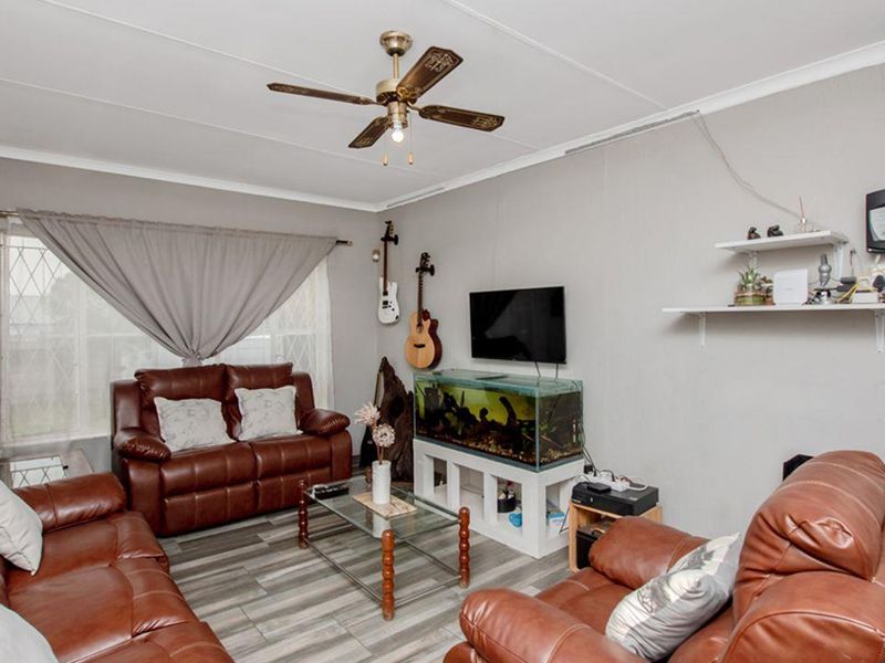 Three-bedroom stunner! Perfect for a young family or the savvy Investor! - Photo 9