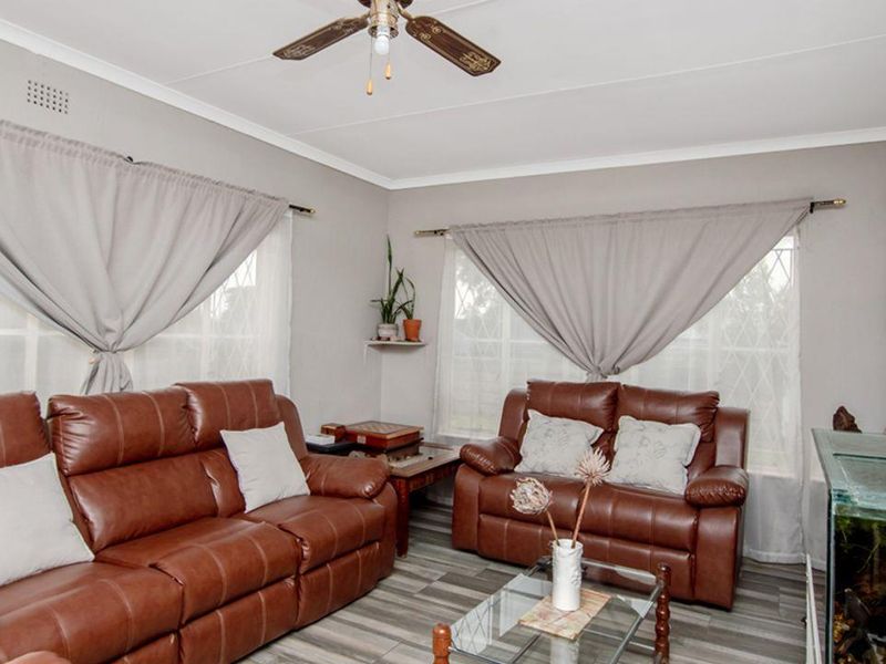 Three-bedroom stunner! Perfect for a young family or the savvy Investor! - Photo 8