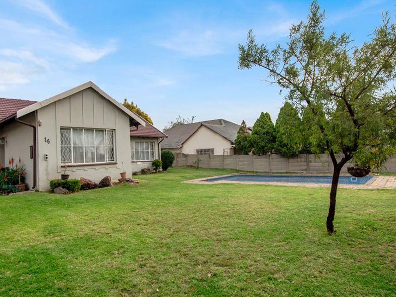 Three-bedroom stunner! Perfect for a young family or the savvy Investor! - Photo 3