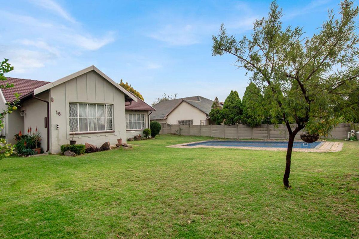 Three-bedroom stunner! Perfect for a young family or the savvy Investor! - Photo 3