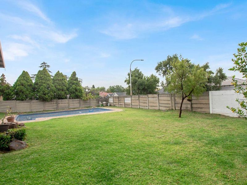 Three-bedroom stunner! Perfect for a young family or the savvy Investor! - Photo 4