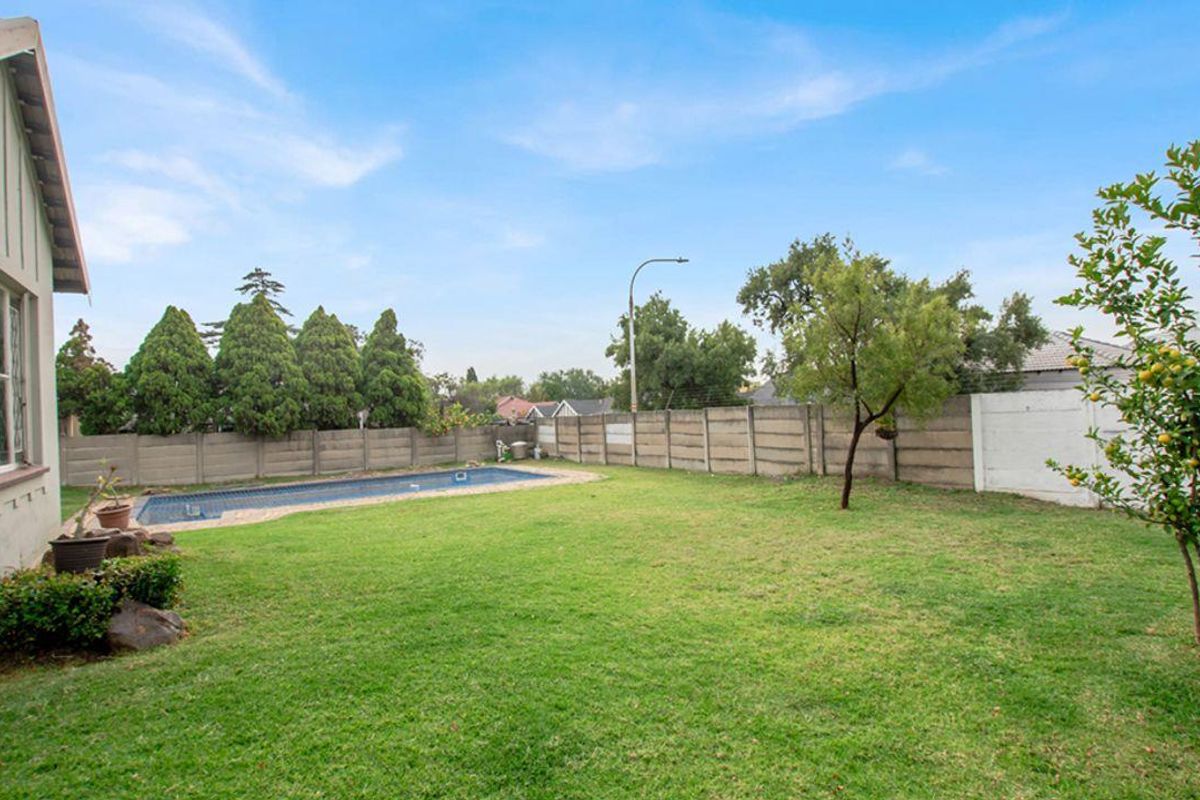 Three-bedroom stunner! Perfect for a young family or the savvy Investor! - Photo 4